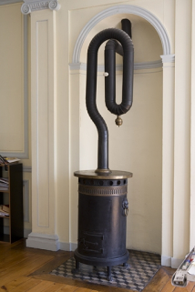 Intérieur, premier étage : antichambre, détail du poêle, vue rapprochée. © Région Bourgogne-Franche-Comté, Inventaire du Patrimoine