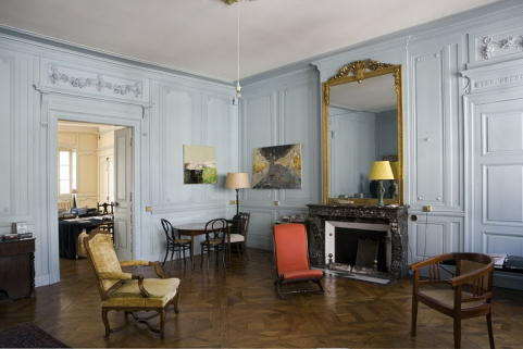 Intérieur, premier étage : vue d'ensemble du salon depuis le fond de la pièce. © Région Bourgogne-Franche-Comté, Inventaire du Patrimoine