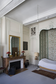 Intérieur, premier étage : vue d'ensemble de la chambre sur rue, à droite du salon depuis l'entrée. © Région Bourgogne-Franche-Comté, Inventaire du Patrimoine