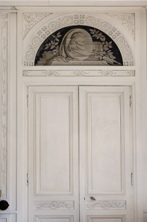 Intérieur, premier étage : détail de la porte d'entrée de la bibliothèque. © Région Bourgogne-Franche-Comté, Inventaire du Patrimoine