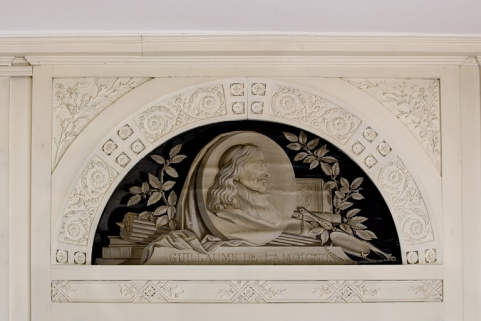 Intérieur, premier étage : détail d'un dessus de porte de la bibliothèque avec portrait en grisaille de Guillaume de Lamoignon. © Région Bourgogne-Franche-Comté, Inventaire du Patrimoine
