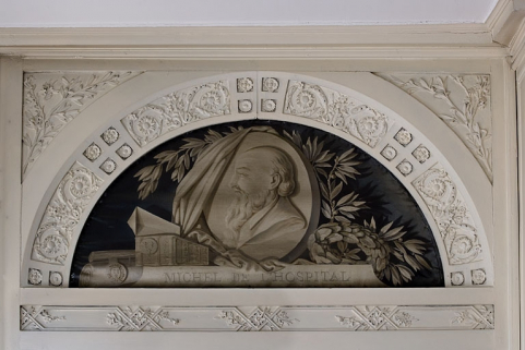 Intérieur, premier étage : détail d'un dessus de porte de la bibliothèque avec portrait en grisaille de Michel de L'hospital. © Région Bourgogne-Franche-Comté, Inventaire du Patrimoine