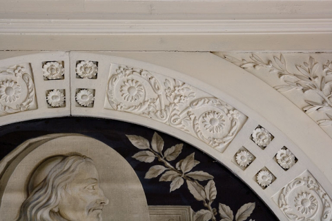 Intérieur, premier étage : détail du décor sculpté, partie supérieure d'un dessus de porte de la bibliothèque. © Région Bourgogne-Franche-Comté, Inventaire du Patrimoine