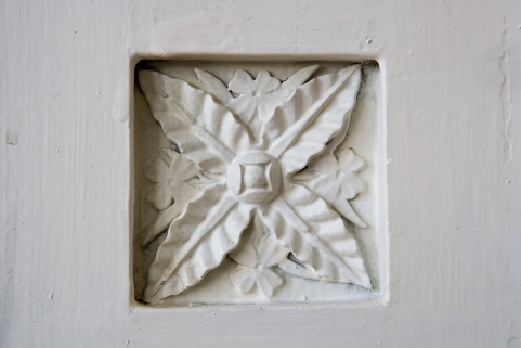 Intérieur, premier étage : détail d'un décor de quatrefeuille, lambris de la bibliothèque. © Région Bourgogne-Franche-Comté, Inventaire du Patrimoine