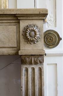 Intérieur, premier étage : détail de la partie supérieure d'un piedroit de la cheminée de la bibliothèque. © Région Bourgogne-Franche-Comté, Inventaire du Patrimoine