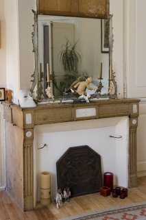 Intérieur, premier étage : détail de la cheminée de la pièce à droite de l'escalier d'honneur. © Région Bourgogne-Franche-Comté, Inventaire du Patrimoine