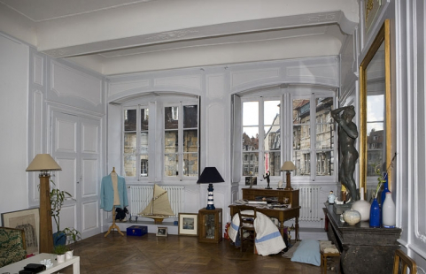 Intérieur, premier étage : vue d'ensemble de la chambre à gauche du salon depuis l'entrée. © Région Bourgogne-Franche-Comté, Inventaire du Patrimoine