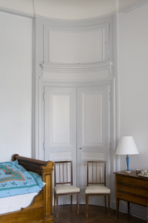Intérieur, premier étage : détail d'un angle de la chambre à gauche du salon. © Région Bourgogne-Franche-Comté, Inventaire du Patrimoine