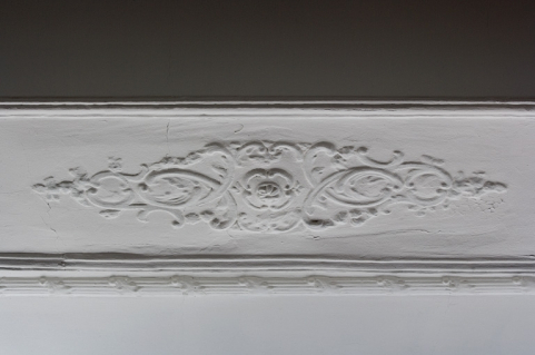 Intérieur, premier étage : détail d'un décor sur une poutre du plafond, chambre à gauche du salon. © Région Bourgogne-Franche-Comté, Inventaire du Patrimoine
