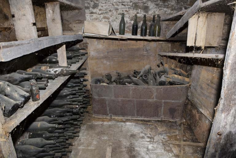 Intérieur, sous-sol : intérieur de la réserve à bouteilles, cave gauche. © Région Bourgogne-Franche-Comté, Inventaire du Patrimoine