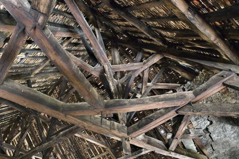Intérieur, comble : détail des assemblages de la charpente à fermes et croix de Saint-André. © Région Bourgogne-Franche-Comté, Inventaire du Patrimoine