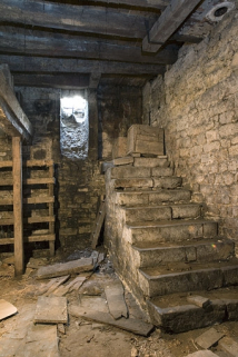 Intérieur, sous-sol : cave droite, partie plafonnée avec l'escalier donnant sur rue. © Région Bourgogne-Franche-Comté, Inventaire du Patrimoine