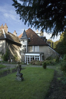 Façade latérale droite : vue éloignée depuis le fond du jardin, de trois quarts droit. © Région Bourgogne-Franche-Comté, Inventaire du Patrimoine