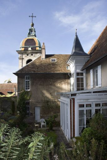 Façade latérale droite : vue latérale avec le clocher de la cathédrale. © Région Bourgogne-Franche-Comté, Inventaire du Patrimoine