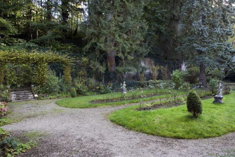 Vue du jardin à droite de l'édifice. © Région Bourgogne-Franche-Comté, Inventaire du Patrimoine