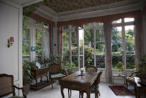 Intérieur : vue d'ensemble de la salle à manger d'été de trois quarts droit. © Région Bourgogne-Franche-Comté, Inventaire du Patrimoine