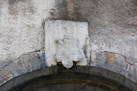 Détail d'un blason daté 1532 sur une entrée de cave. © Région Bourgogne-Franche-Comté, Inventaire du Patrimoine