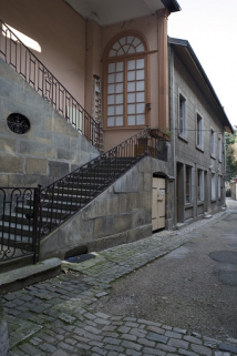 Vue d'ensemble de l'escalier extérieur dans la deuxième cour. © Région Bourgogne-Franche-Comté, Inventaire du patrimoine