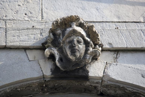 Détail de la clé d'une fenêtre au premier étage sur rue : figure casquée. © Région Bourgogne-Franche-Comté, Inventaire du patrimoine