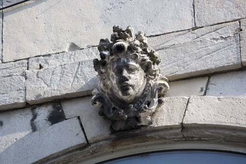 Détail de la clé d'une fenêtre au premier étage sur rue : figure coiffée d'une couronne de fleur. © Région Bourgogne-Franche-Comté, Inventaire du patrimoine