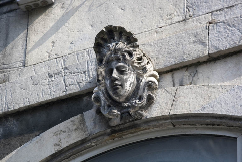 Détail de la clé d'une fenêtre au premier étage sur rue : figure coiffée d'une coquille. © Région Bourgogne-Franche-Comté, Inventaire du patrimoine
