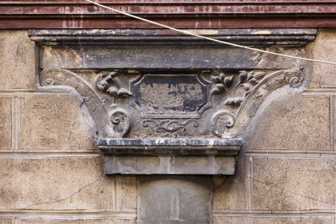 Détail du chapiteau du portique portant l'inscription latine "agis sagement". © Région Bourgogne-Franche-Comté, Inventaire du patrimoine