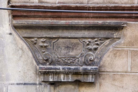 Détail du chapiteau du portique portant l'inscription latine "quoique tu fasses". © Région Bourgogne-Franche-Comté, Inventaire du patrimoine