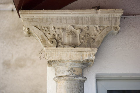 Détail du chapiteau de la colonne gauche : entrée du logis secondaire au fond de la deuxième cour. © Région Bourgogne-Franche-Comté, Inventaire du patrimoine