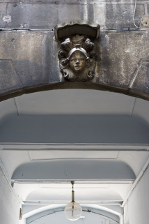 Première cour : détail du plafond du passage cocher avec une figure casquée sur la clé d'un arc. © Région Bourgogne-Franche-Comté, Inventaire du patrimoine