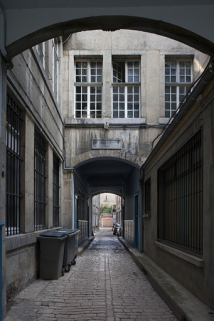 Première cour : vue d'ensemble en direction de la deuxième cour. © Région Bourgogne-Franche-Comté, Inventaire du patrimoine