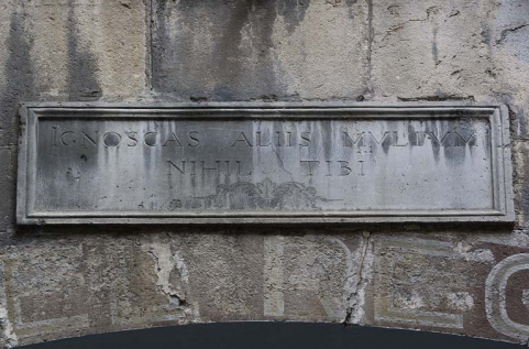 Première cour : détail d'une inscription latine. © Région Bourgogne-Franche-Comté, Inventaire du patrimoine