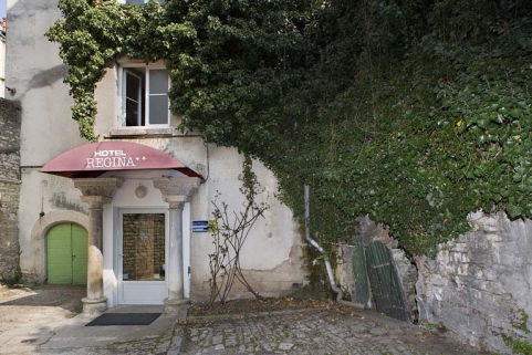 Vue d'ensemble éloignée du rez-de-chaussée du logis secondaire au fond de la deuxième cour. © Région Bourgogne-Franche-Comté, Inventaire du patrimoine