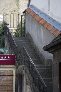 Vue de l'escalier isolé dans la deuxième cour conduisant à la terrasse gallo-romaine. © Région Bourgogne-Franche-Comté, Inventaire du patrimoine