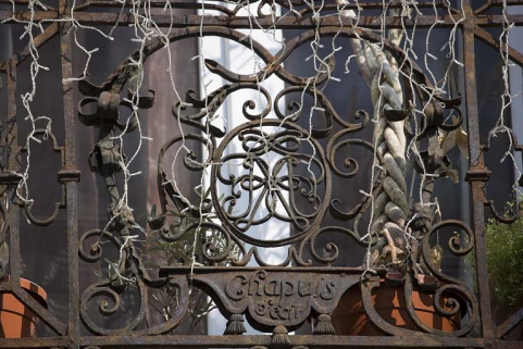 Détail de la grille du balcon : premier étage sur rue. © Région Bourgogne-Franche-Comté, Inventaire du patrimoine