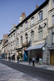 Vue d'ensemble de la façade sur rue : de trois quarts droit. © Région Bourgogne-Franche-Comté, Inventaire du patrimoine