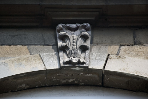 Détail d'une clé sur une fenêtre du deuxième étage sur rue. © Région Bourgogne-Franche-Comté, Inventaire du patrimoine
