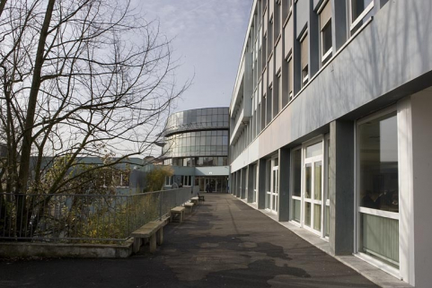 Vue latérale façade antérieure bâtiment C et tour bâtiment D. © Région Bourgogne-Franche-Comté, Inventaire du patrimoine