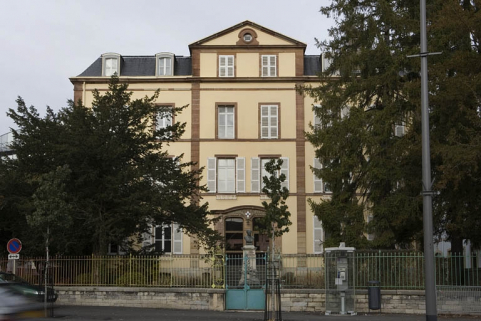Vue d'ensemble façade antérieure bâtiment A depuis avenue. © Région Bourgogne-Franche-Comté, Inventaire du patrimoine