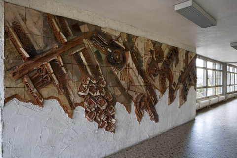 Bâtiment D. Salle de restauration. Haut-relief de Martine Planchat. © Région Bourgogne-Franche-Comté, Inventaire du patrimoine