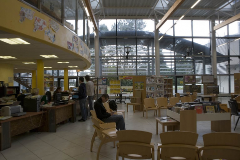 Bâtiment L. Vue intérieure du CDI. © Région Bourgogne-Franche-Comté, Inventaire du patrimoine