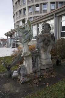 Cour de l'internat. Statue de Vulcain par Janniot. © Région Bourgogne-Franche-Comté, Inventaire du patrimoine