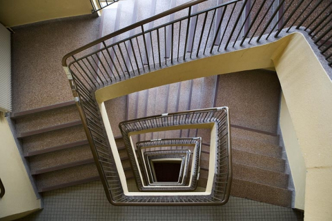 Bâtiment D : internat. Vue plongeante de l'escalier. © Région Bourgogne-Franche-Comté, Inventaire du patrimoine