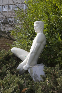 Ancienne entrée. Statue d'un jeune homme nu de Lagriffoul. © Région Bourgogne-Franche-Comté, Inventaire du patrimoine