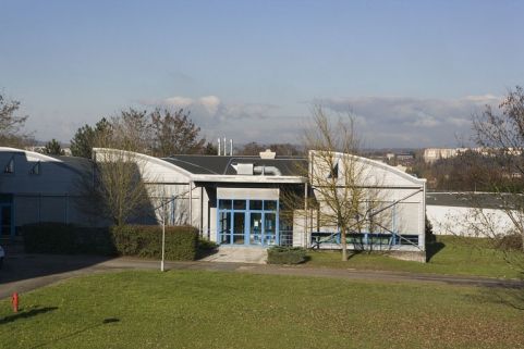 Vue du bâtiment R depuis la passerelle du bâtiment A. © Région Bourgogne-Franche-Comté, Inventaire du patrimoine