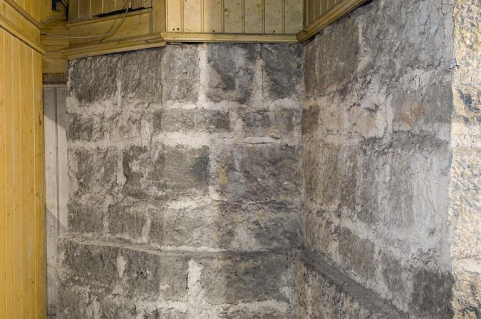 Vue latérale du pilier destiné à l'horloge Fénon n° 30, visible depuis le sous-sol. © Région Bourgogne-Franche-Comté, Inventaire du patrimoine Vue latérale du pilier destiné à l'horloge Fénon n° 30, visible depuis le sous-sol. © Région Bourgogne-Franche-Comté, Inventaire du patrimoine