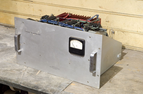 Chargeur de batterie (équipant autrefois la station de secours ?). © Région Bourgogne-Franche-Comté, Inventaire du patrimoine Chargeur de batterie (équipant autrefois la station de secours ?). © Région Bourgogne-Franche-Comté, Inventaire du patrimoine