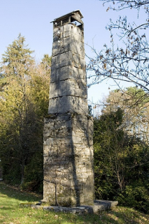 Mire sud de la lunette méridienne : pilier sud (mire). © Région Bourgogne-Franche-Comté, Inventaire du patrimoine Mire sud de la lunette méridienne : pilier sud (mire). © Région Bourgogne-Franche-Comté, Inventaire du patrimoine