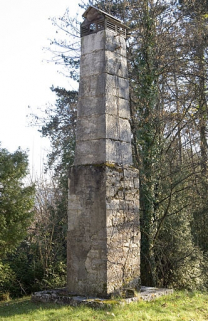 Mire sud de la lunette méridienne : pilier sud (mire). © Région Bourgogne-Franche-Comté, Inventaire du patrimoine Mire sud de la lunette méridienne : pilier sud (mire). © Région Bourgogne-Franche-Comté, Inventaire du patrimoine