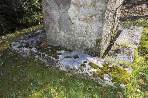 Mire sud de la lunette méridienne, pilier sud : fossé de stabilisation à la base du pilier. © Région Bourgogne-Franche-Comté, Inventaire du patrimoine Mire sud de la lunette méridienne, pilier sud : fossé de stabilisation à la base du pilier. © Région Bourgogne-Franche-Comté, Inventaire du patrimoine