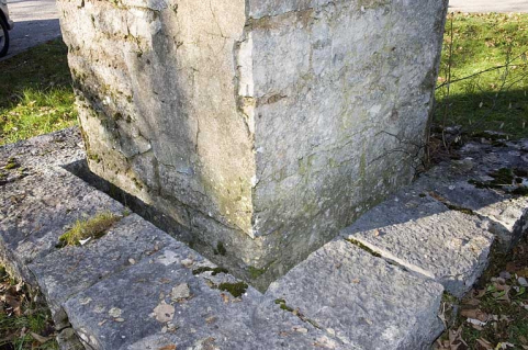 Mire sud de la lunette méridienne, pilier sud : fossé de stabilisation à la base du pilier. © Région Bourgogne-Franche-Comté, Inventaire du patrimoine Mire sud de la lunette méridienne, pilier sud : fossé de stabilisation à la base du pilier. © Région Bourgogne-Franche-Comté, Inventaire du patrimoine